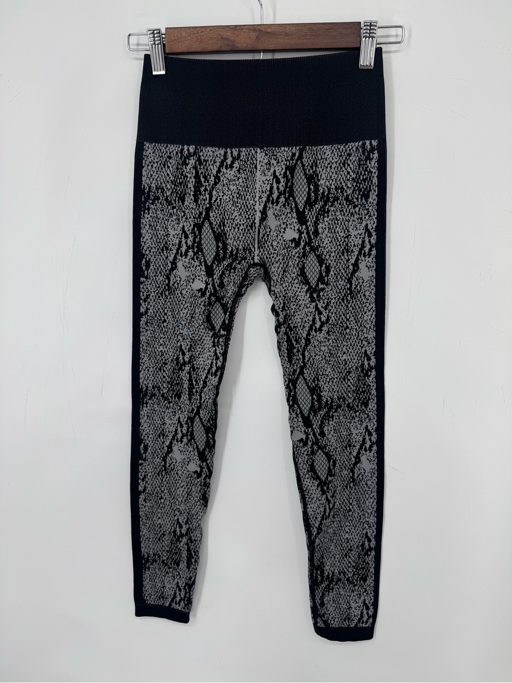 Fabletics Snake Print Seamless Leggings High Rise Yoga Active Athletic Size XS - Picture 2 of 5